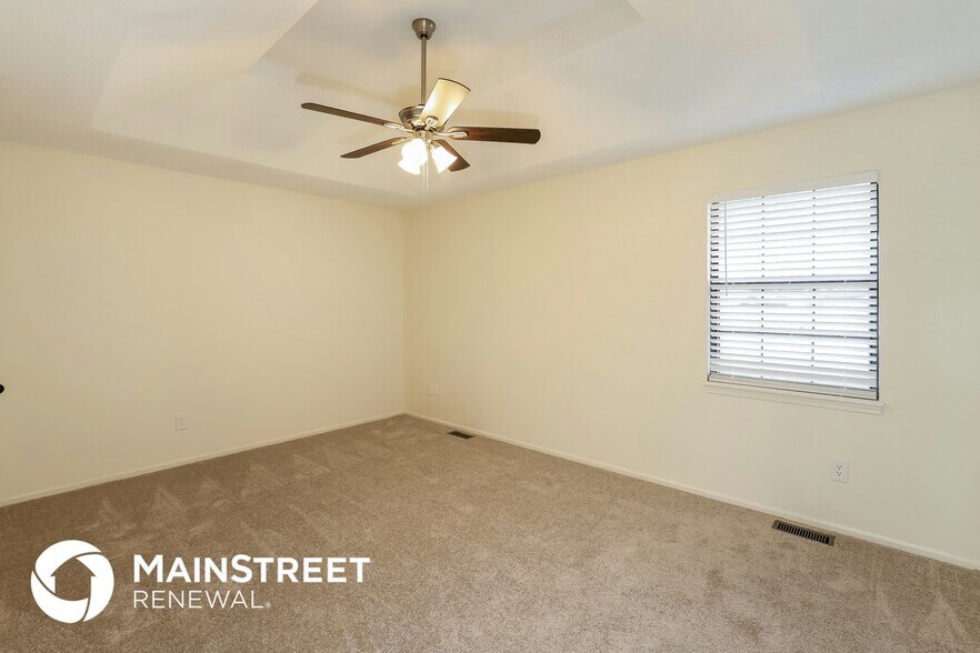 Building Photo - 404 SE Bristol Dr