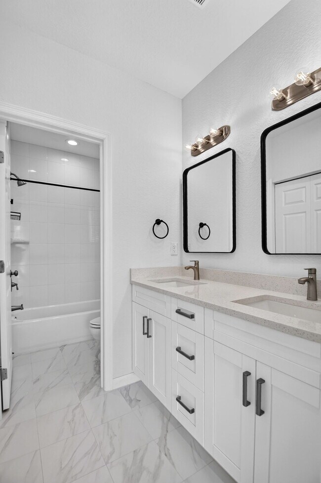 Building Photo - "Charming 2-Bed, 2-Bath Oasis in Riviera Beach – Your Perfect Retreat!"