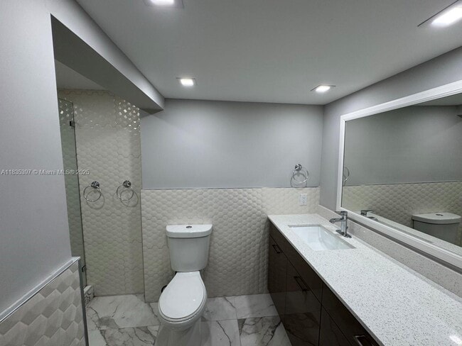 Building Photo - 15011 Coconut Ct