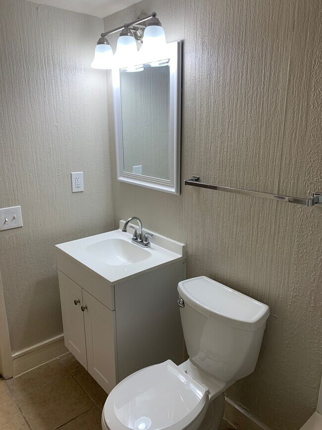 Building Photo - 3 Bed 1.5 Bathroom Townhouse