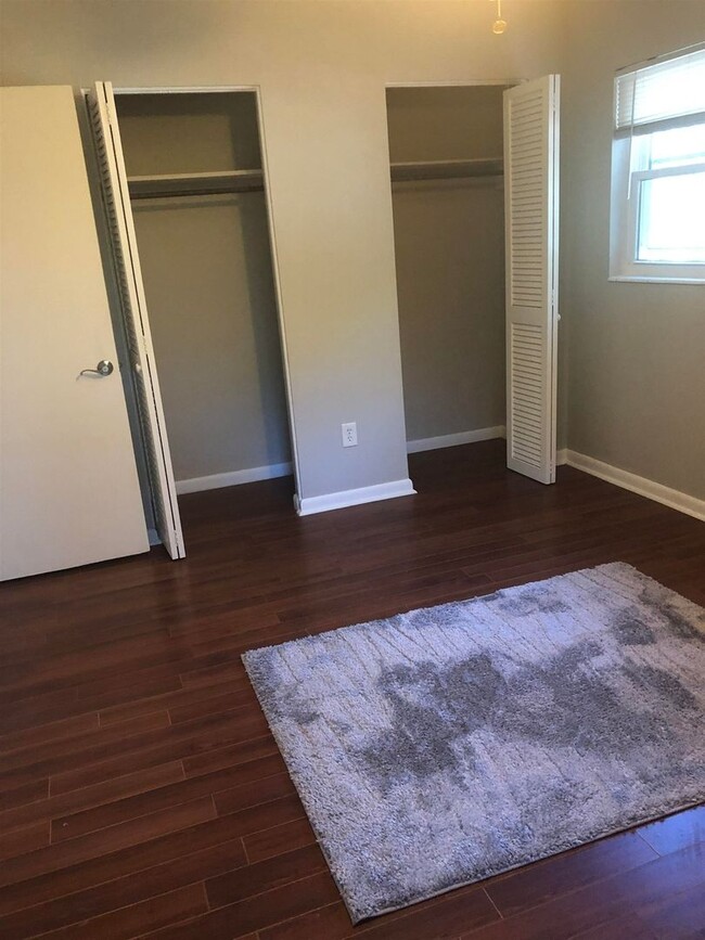 Building Photo - 4 Bedroom 2 Bath
