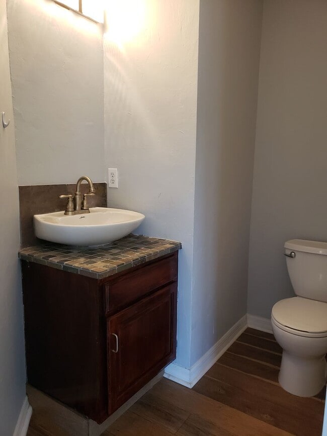 Building Photo - Spacious Townhome in the Heart of Dr. Phil...