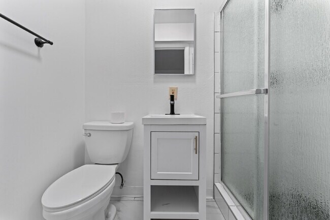 Building Photo - "Experience Luxurious Living: Spacious 4-B...