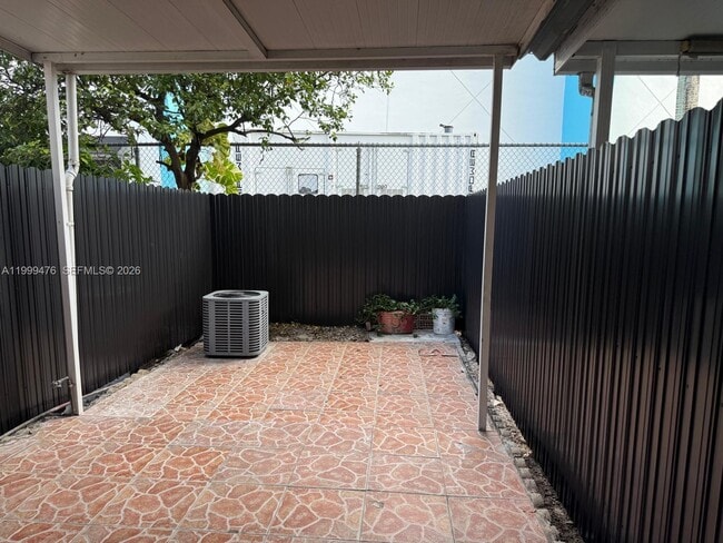 Building Photo - 2310 W 60th St