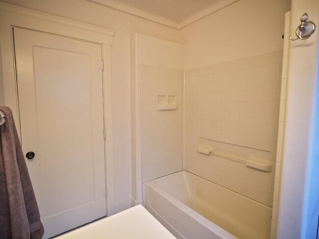 Building Photo - Charming 3 Bedroom in Historical Tower District
