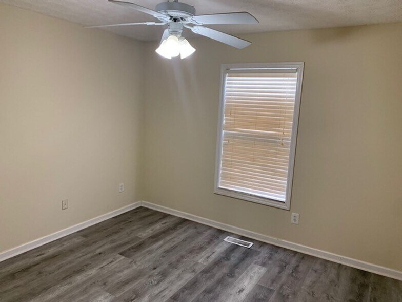 Building Photo - Donahue Crossing