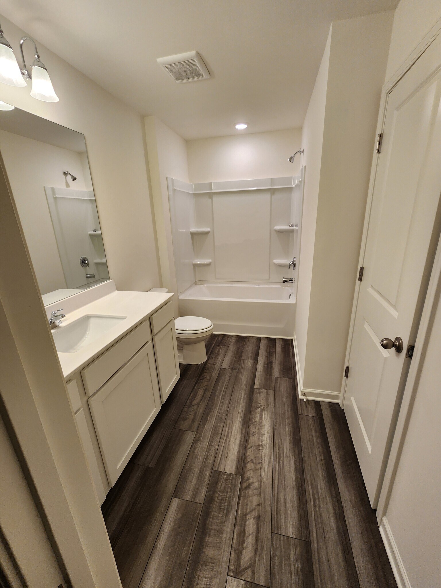 Secondary bath - 595 Magnolia Cir