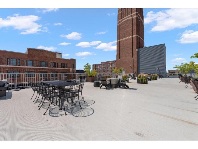 Building Photo - 700 N Washington Ave