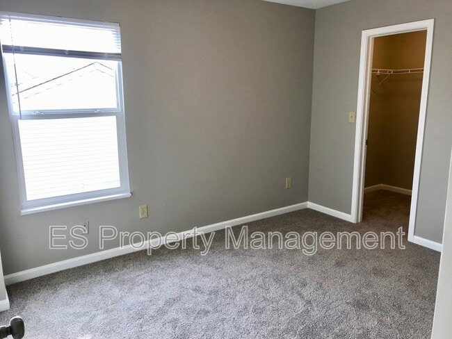 Building Photo - 5390 Lakeside Manor Dr