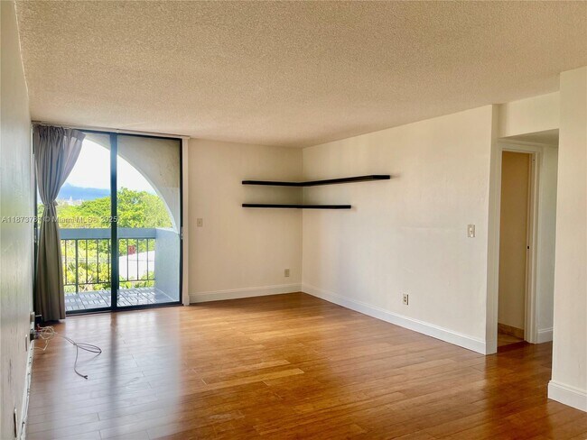 Building Photo - 2715 Tigertail Ave