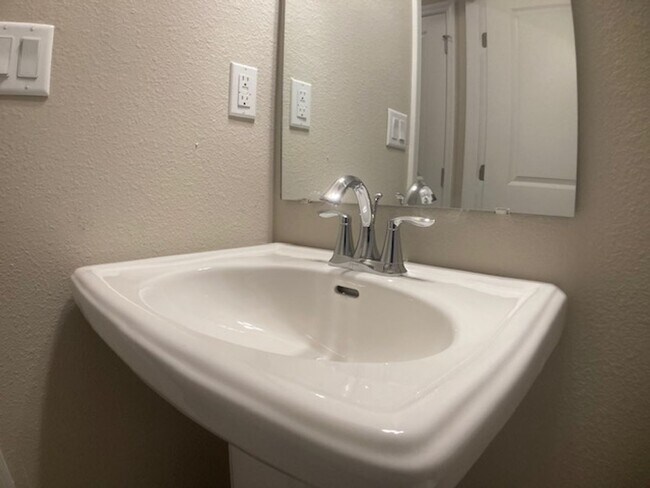 Building Photo - Stylish & Low-Maintenance Living in Oakleaf Community