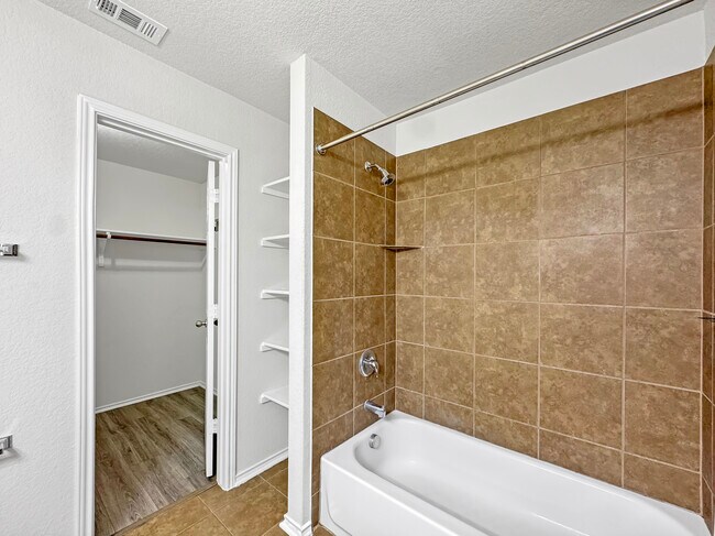 Building Photo - 1826 Strawhouse Way