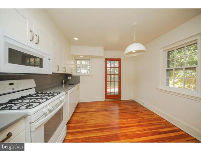 Building Photo - 17 E Willow Grove Ave