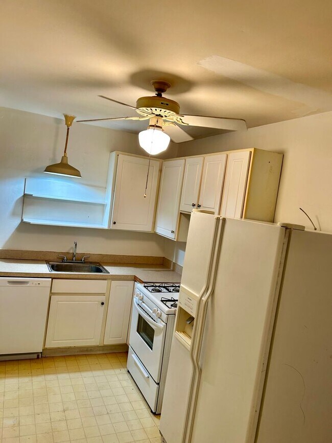 Building Photo - 1466 St James Ct
