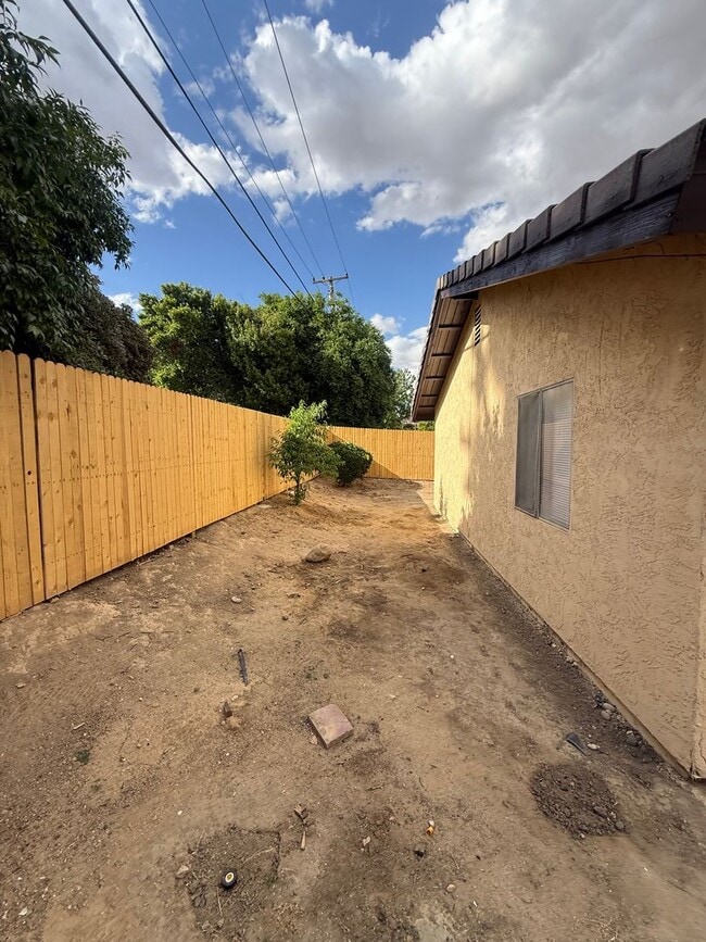 Building Photo - Spacious 4-Bedroom Home in Northeast Bakersfield