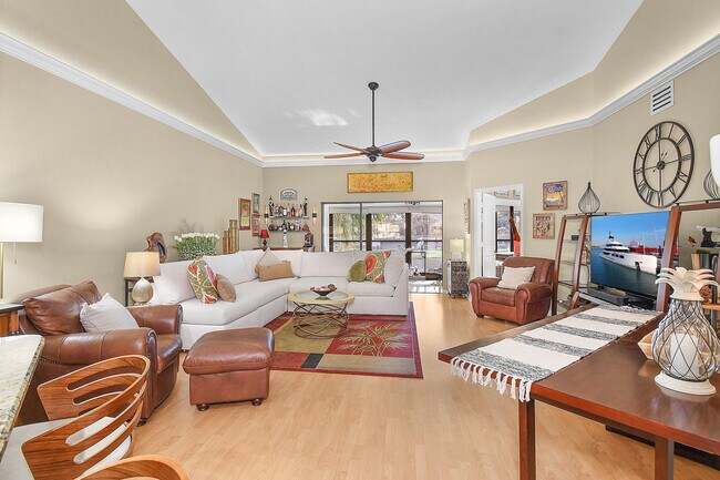 Building Photo - 6040 SE Martinique Dr