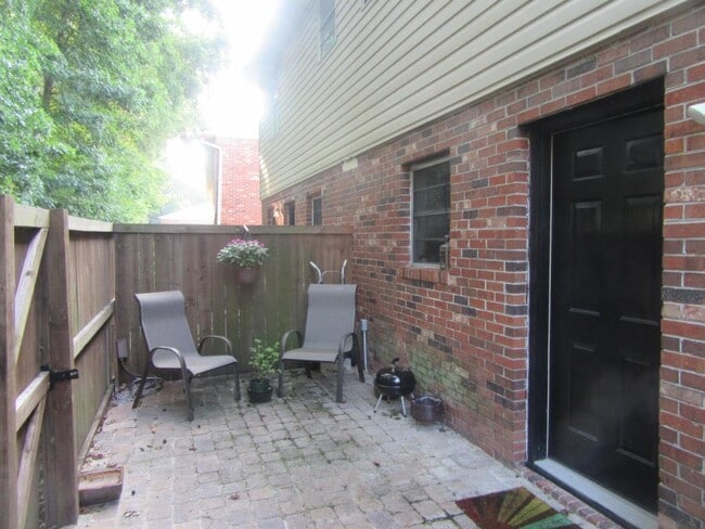 Building Photo - 415 Parkdale Dr