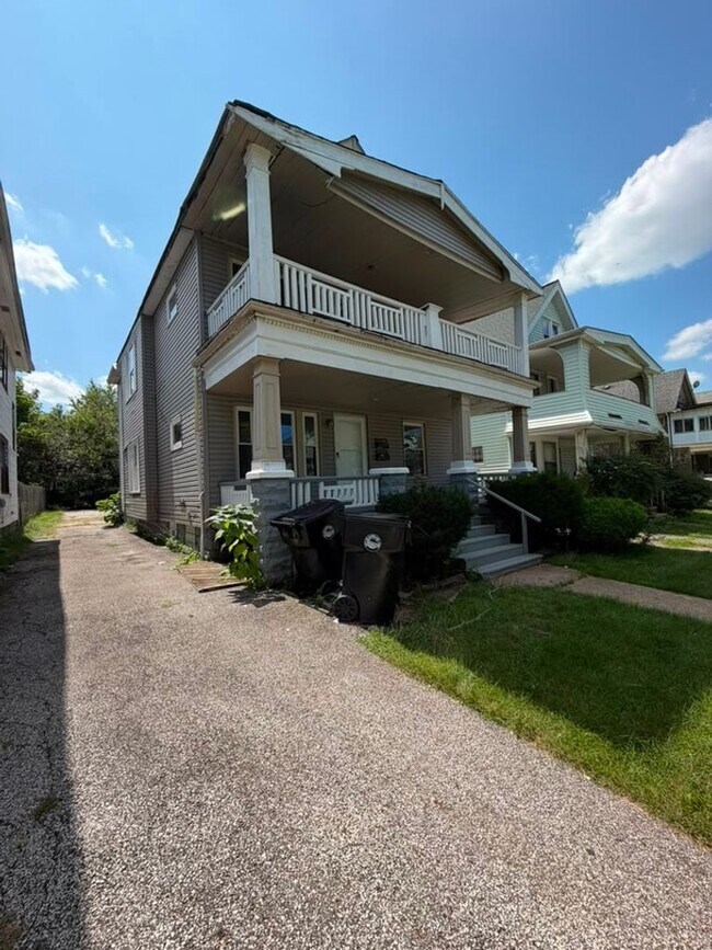 Building Photo - 10012 Manor Ave
