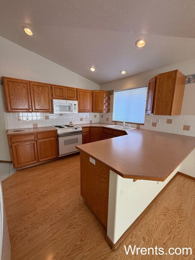 Building Photo - Available NOW!!!!! 3200 sqft home with Gol...