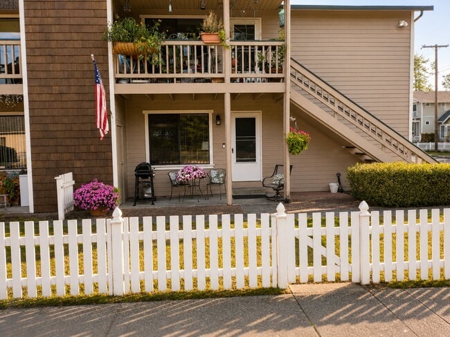 Building Photo - 133 W 4th St