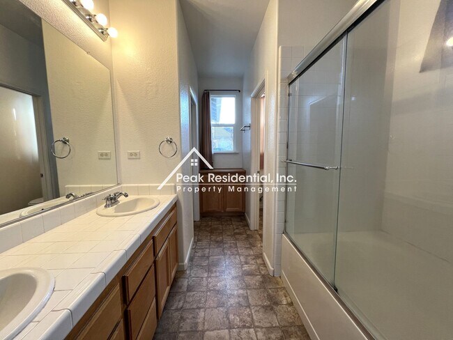 Building Photo - North Natomas 3bd/2.5ba House with 2 Car Garage