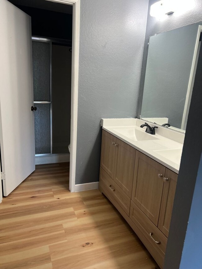 Building Photo - 4Bedroom House