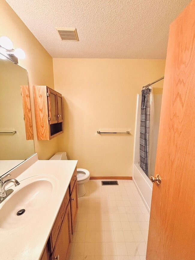 Building Photo - 2 Bedroom Townhome Nestled in The Heart of...