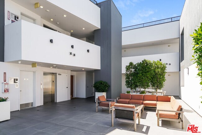 Building Photo - 521 N Gramercy Pl