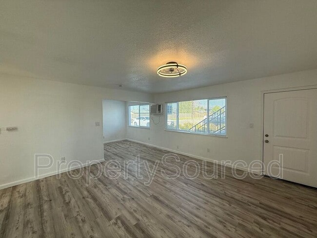 Building Photo - 911 E H St