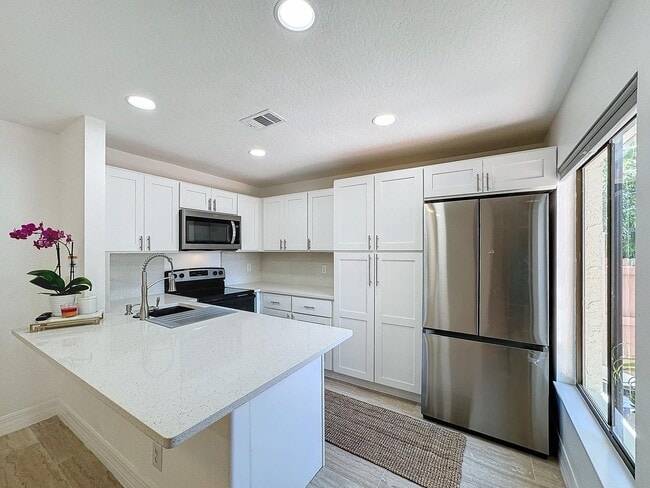 Building Photo - 2577 S Park Ave