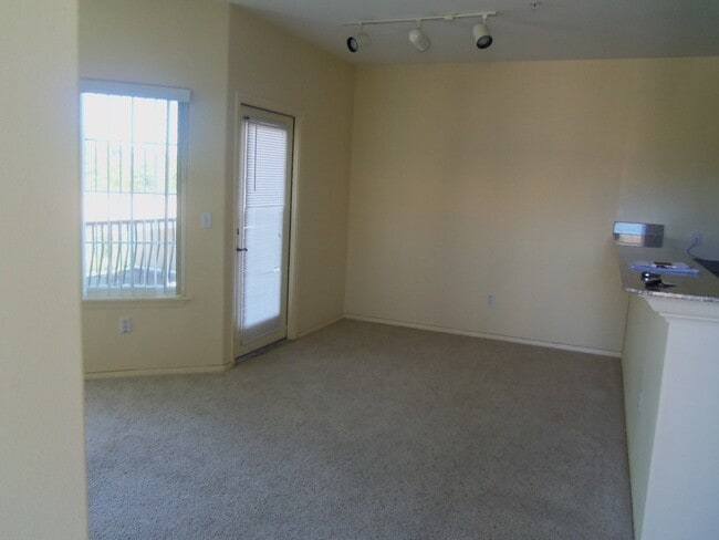 Building Photo - Adorable Upstairs 1/1 Condo (North Natomas...