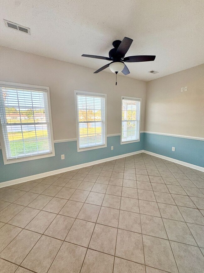 Building Photo - SPACIOUS WATERFRONT 3 bed/3.5 bath with lo...