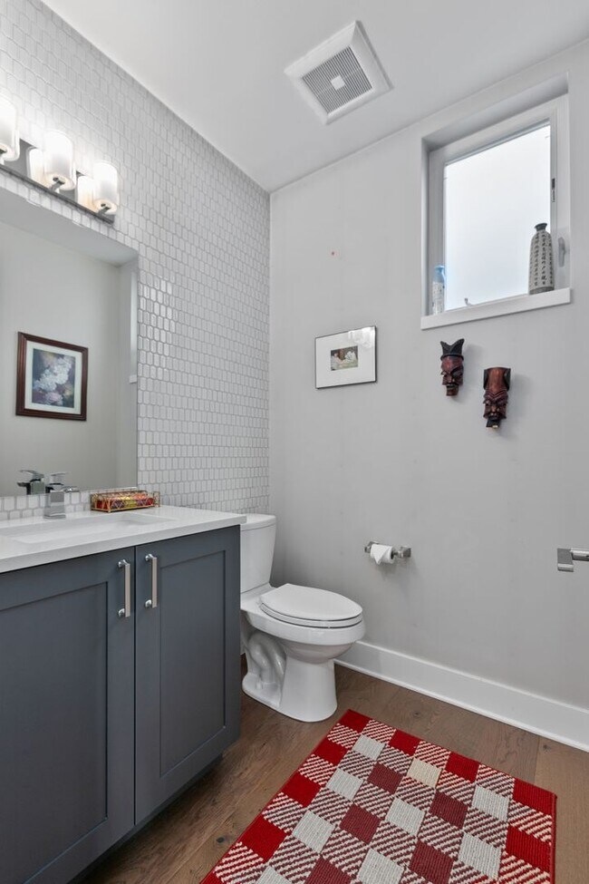 Building Photo - 5Bd/3.25Ba Seattle House