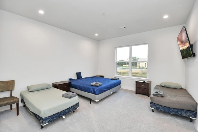 Building Photo - 6115 Campos Dr