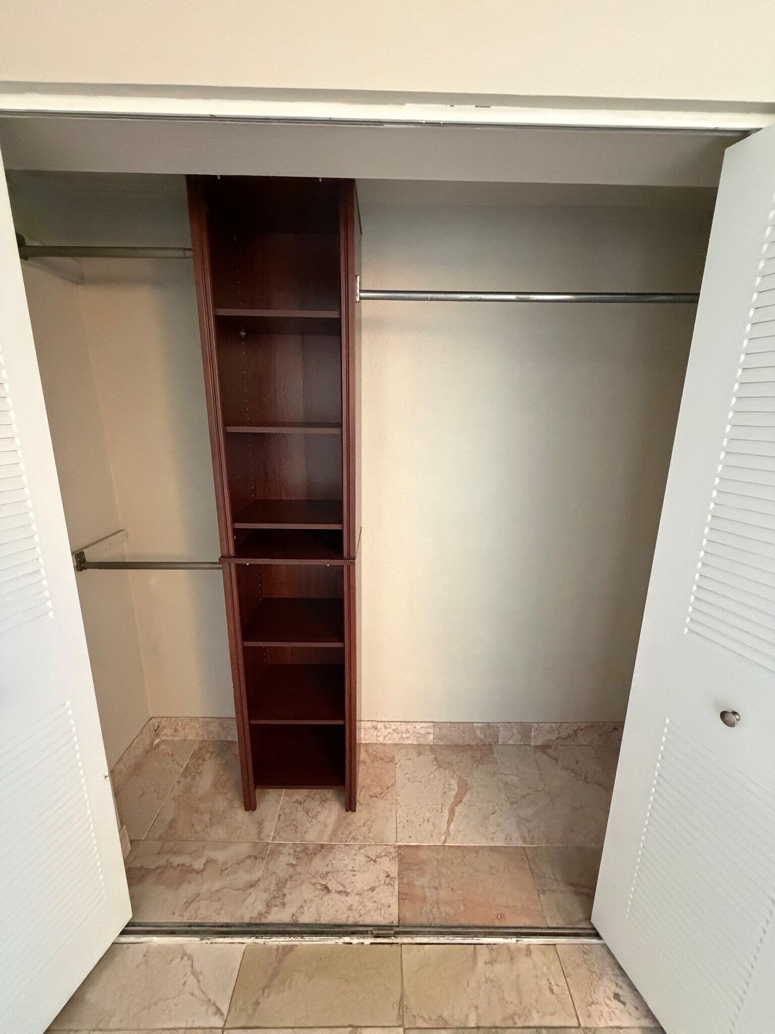 Guest Closet - 2025 Lakewood Club Dr S