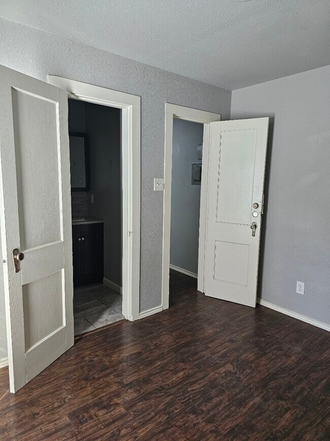 Building Photo - 1909 Brunson Ave