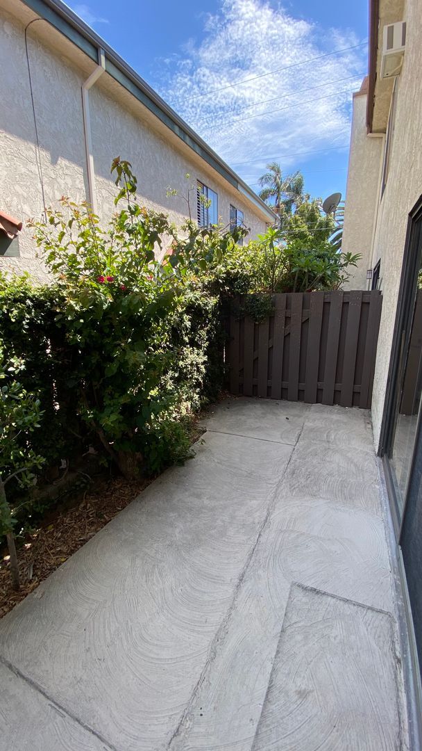 Building Photo - Spacious and Renovated Santa Monica Townhouse - Walker's Paradise 12th and Wilshire!
