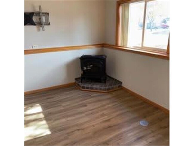 Building Photo - 515 1st St N