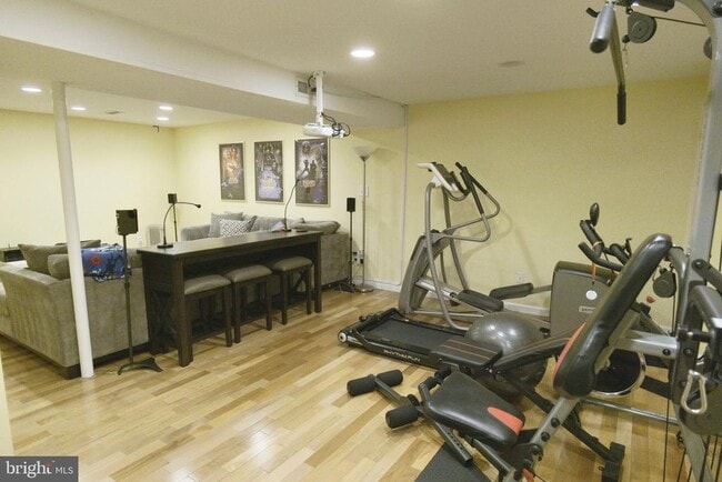 Building Photo - 10277 Gainsborough Rd