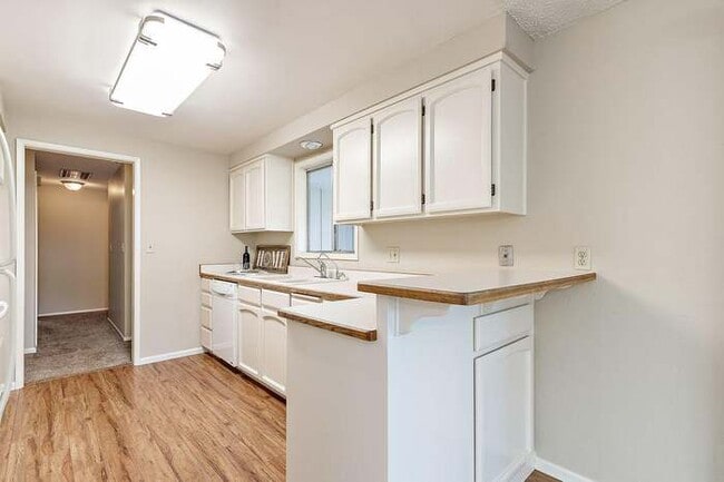 Building Photo - 735 Oak Knoll Dr