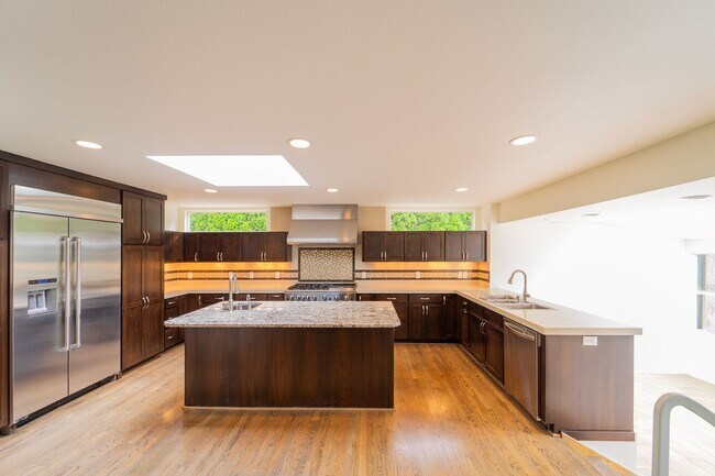 Building Photo - 4-Bedroom Luxury Home for Rent by Portland...