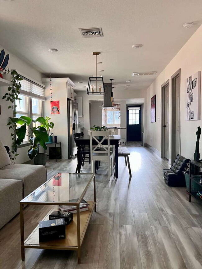 Building Photo - "Charming 2-Bed, 2-Bath Gem in the Heart of St. Petersburg – 1100 Sq. Ft. of Comfort!"