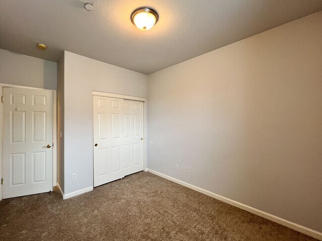 Building Photo - South Napa Three Bedroom House