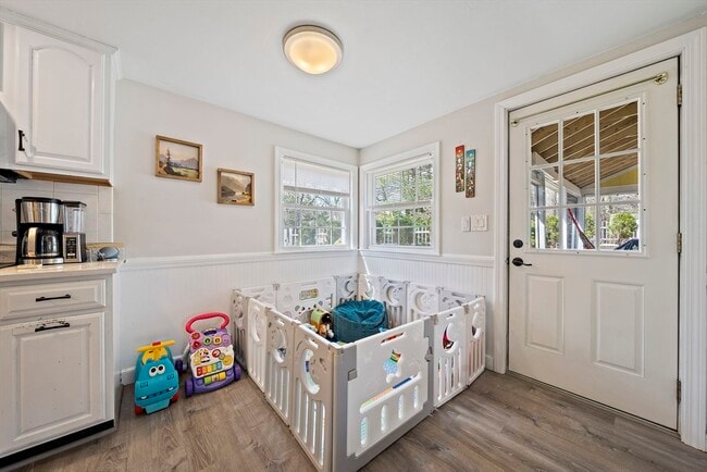 Building Photo - 95 Oriole Rd