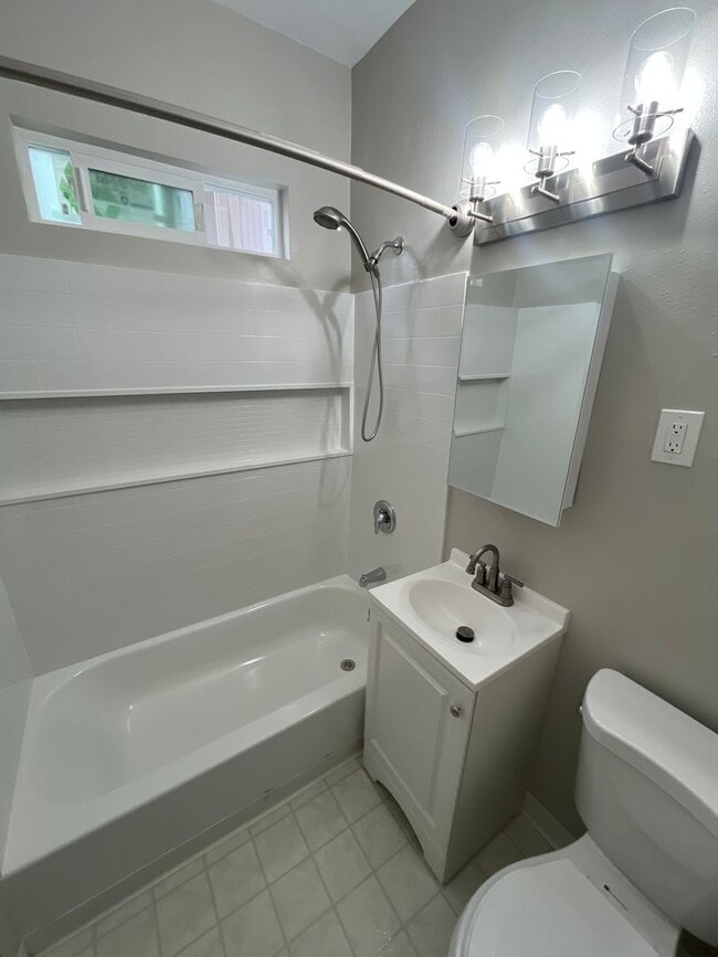 Building Photo - SPACIOUS 1 BEDROOM 1 BATH DOWNSTAIRS JUST ...