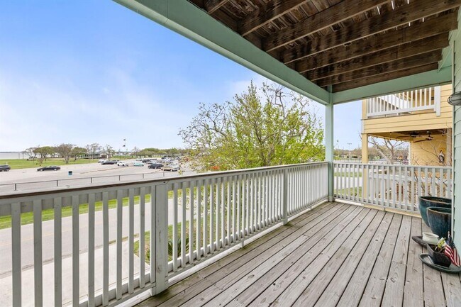 Building Photo - 709 N Bayshore Dr