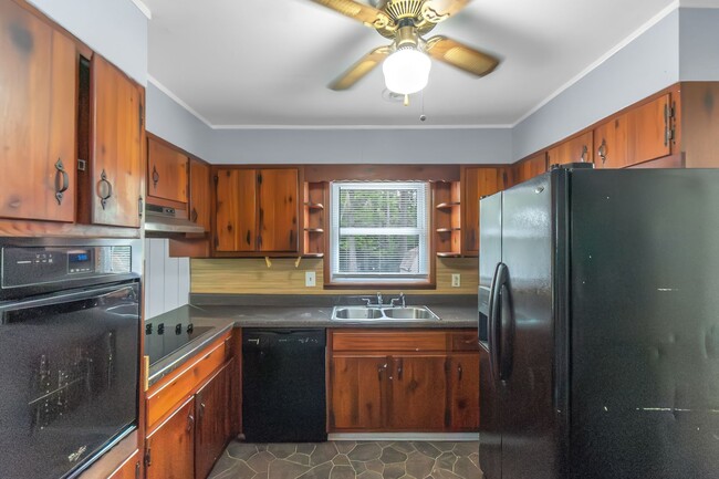 Building Photo - Your new home Awaits!