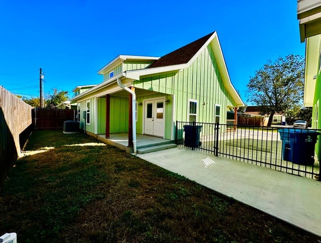 Building Photo - Riverside Bungalow