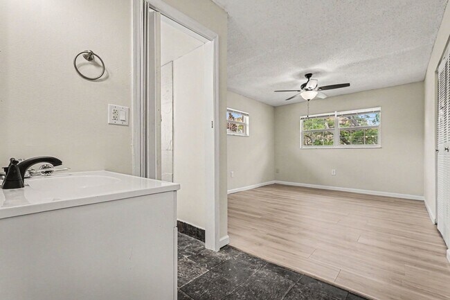 Building Photo - 3135 Shady Dell Ln