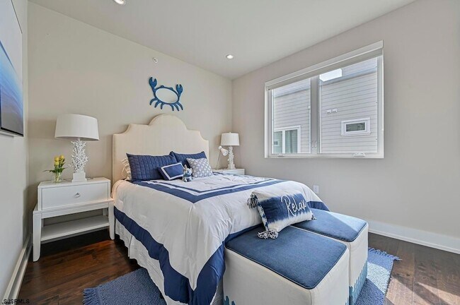 Building Photo - 112 S Weymouth Ave